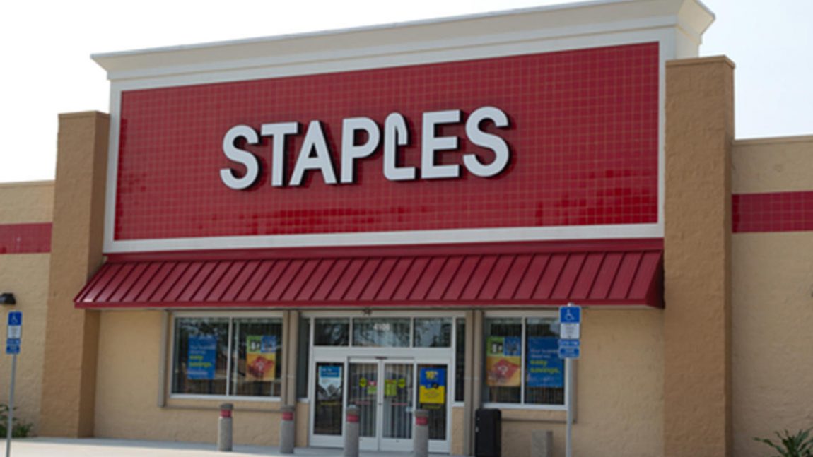 She’s pregnant with twins. Staples thought belly was stash of stolen goods, she says